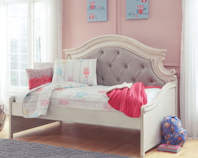 Realyn - Chipped White - Twin Day Bed