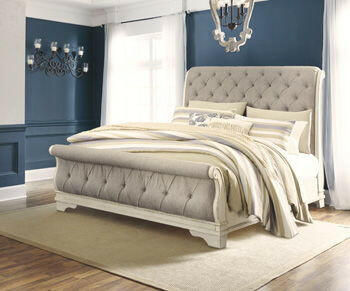 Realyn - White / Brown / Beige - Queen Uph Sleigh Footboard.